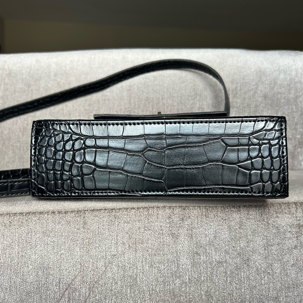 VEGAN LEATHER Black Crocodile-STYLE Handbag Like New! - Picture 5 of 9